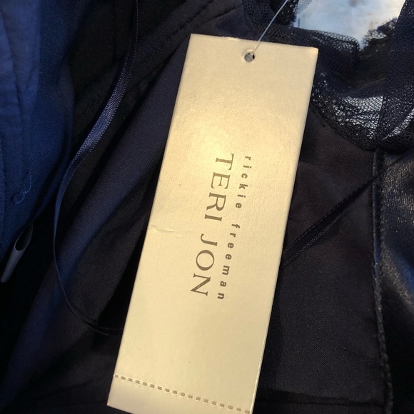 Teri Jon Gown - Picture 16 of 17